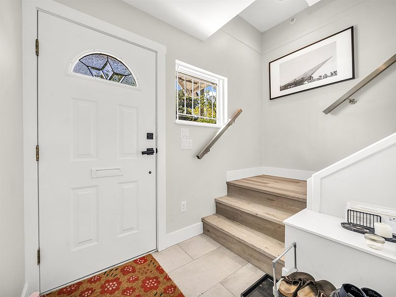 1089 E King Edward Avenue