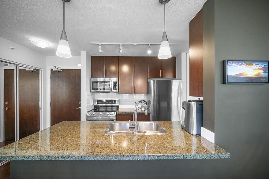 501 618 Abbott Street