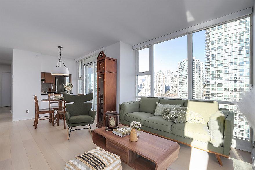 1807 1077 Marinaside Crescent