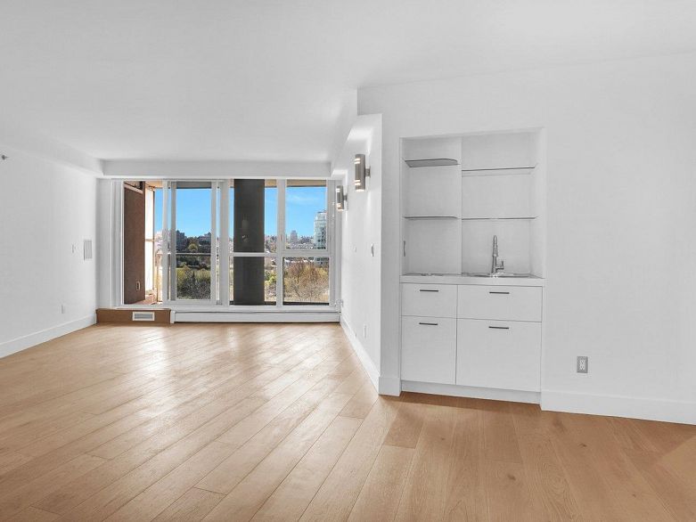 802 1318 Homer Street