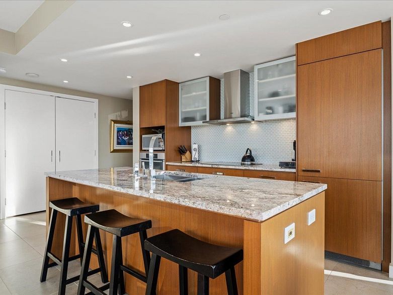 2902 1028 Barclay Street