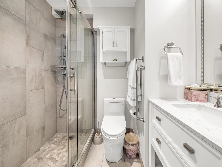 1089 E King Edward Avenue