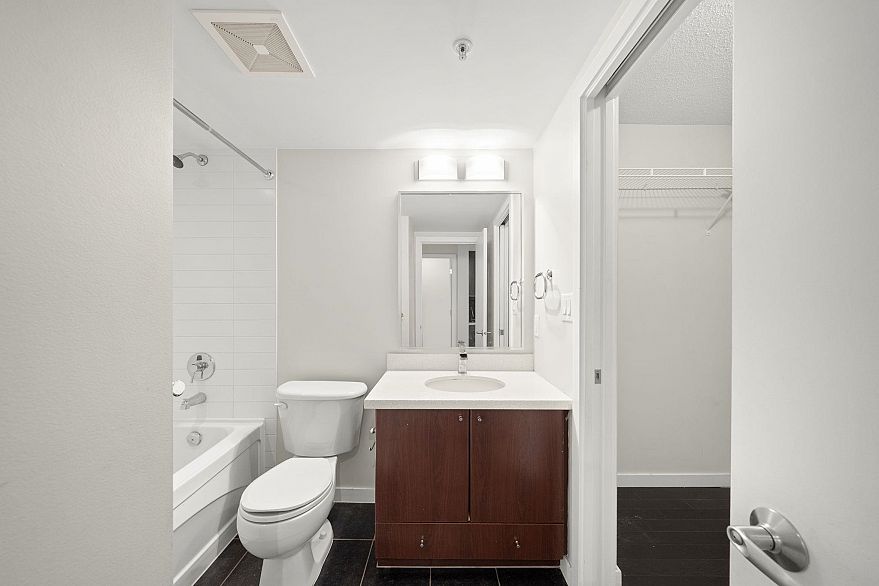 1615 938 Smithe Street