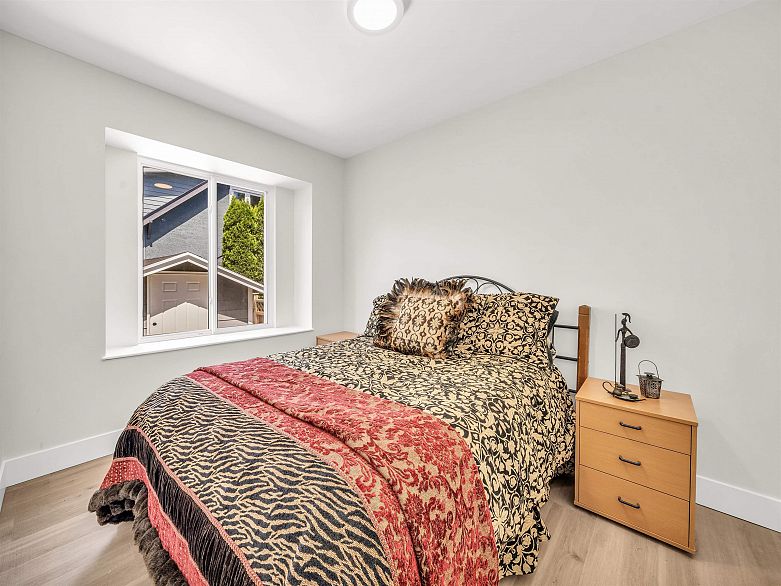 1089 E King Edward Avenue