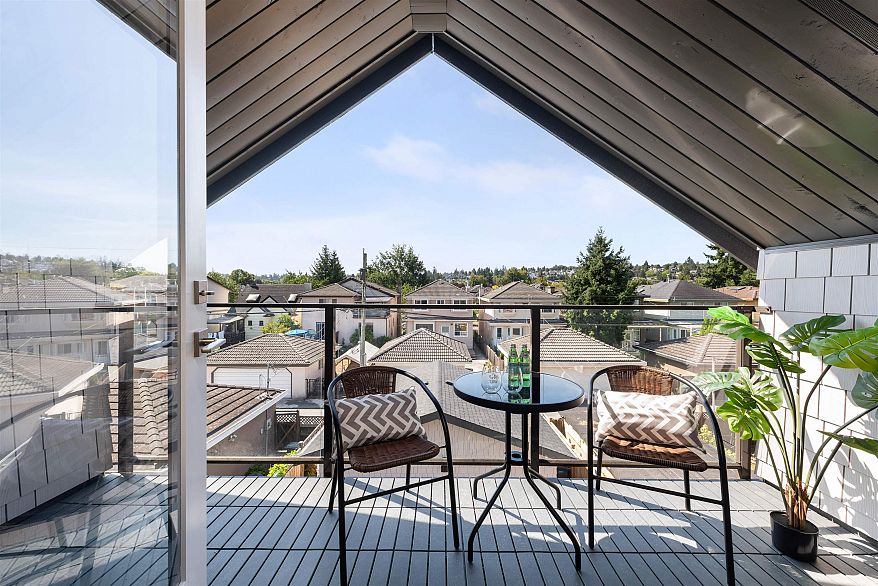 2 2750 W 19th Avenue