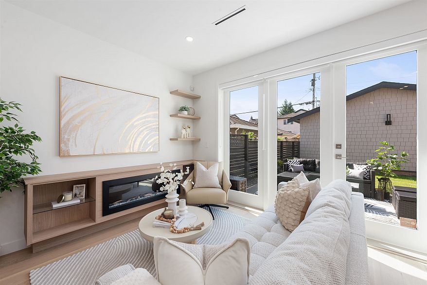 2 2750 W 19th Avenue