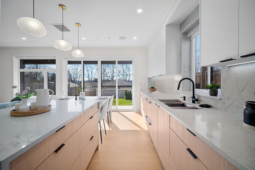 2 3576 E Pender Street