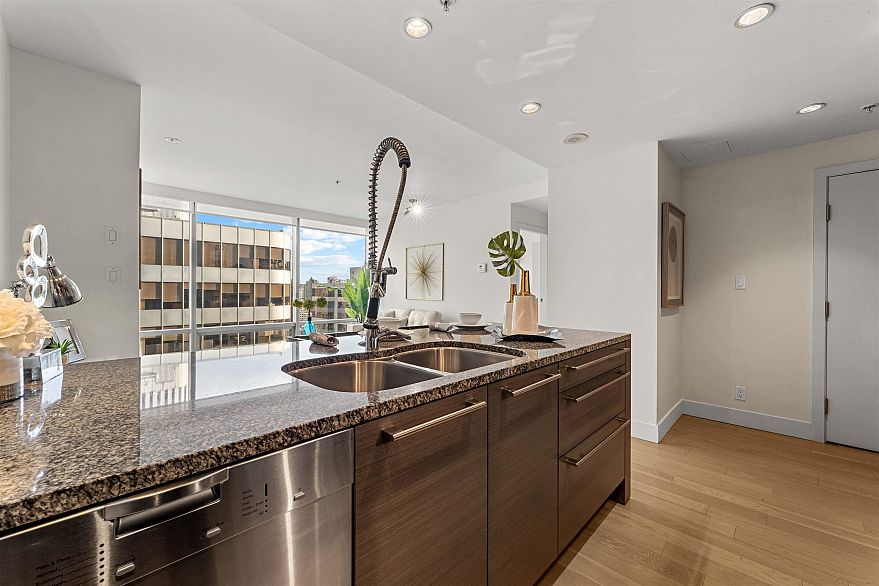 2107 1111 Alberni Street