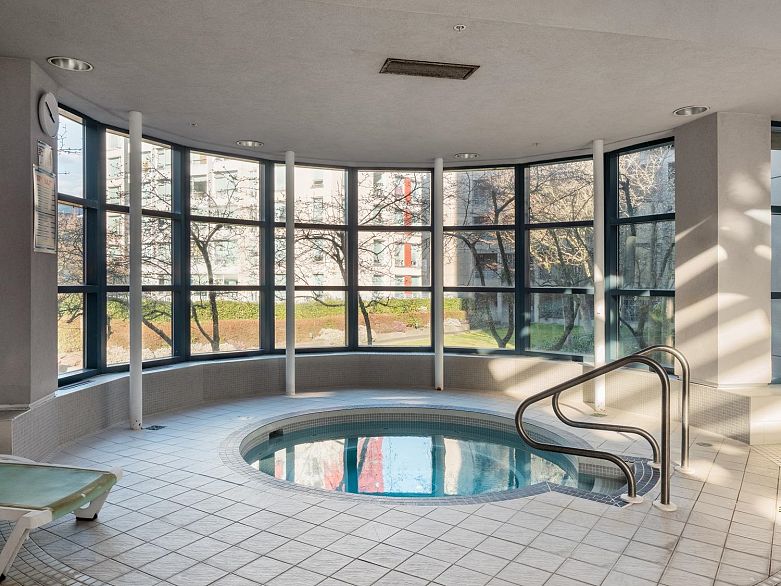 1201 183 Keefer Place