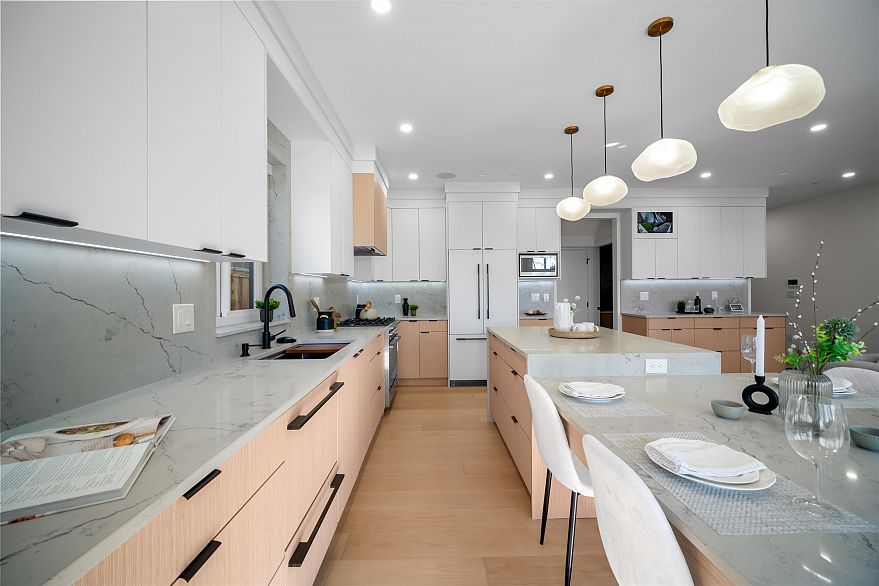 2 3576 E Pender Street