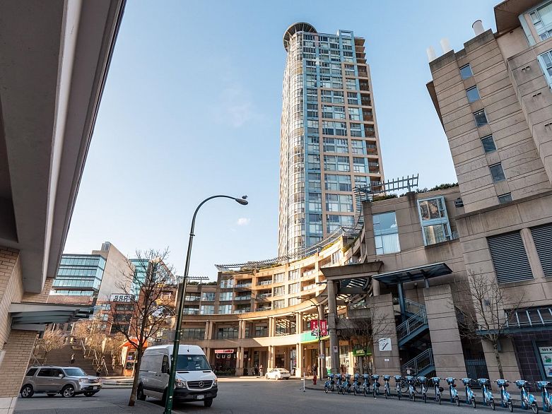 1201 183 Keefer Place