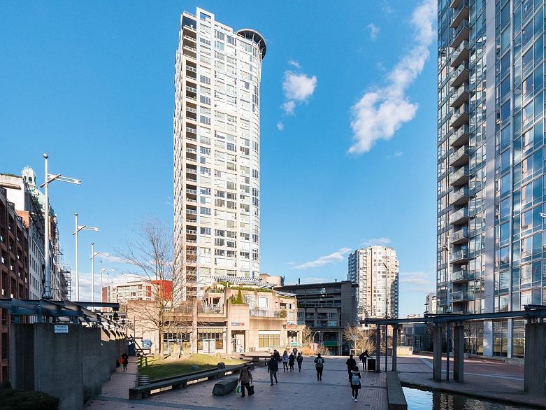 1201 183 Keefer Place