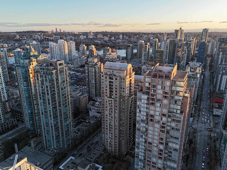 1206 969 Richards Street