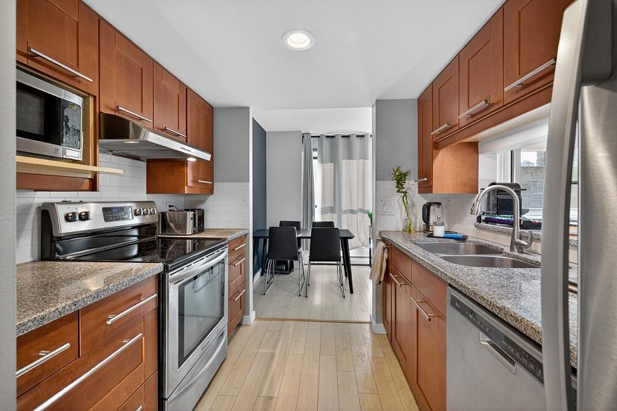 1201 183 Keefer Place