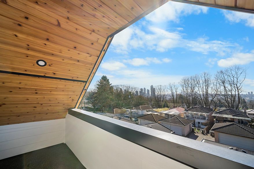 2 3576 E Pender Street