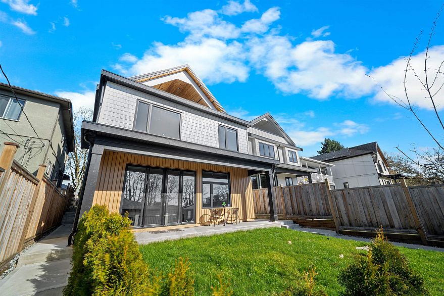 2 3576 E Pender Street