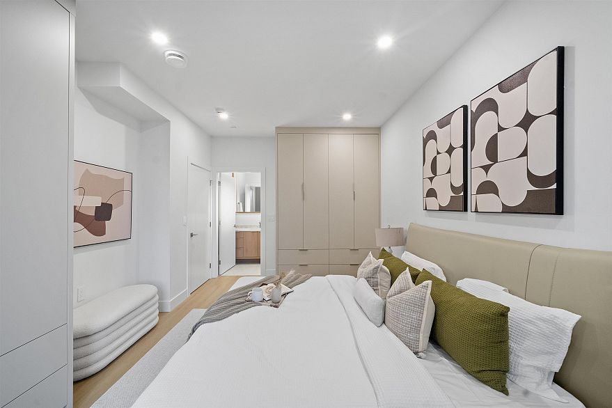 1 2386 E 45th Avenue