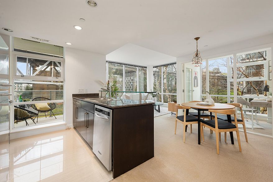 605 633 Kinghorne Mews