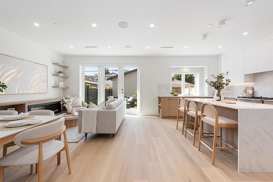 2 2750 W 19th Avenue