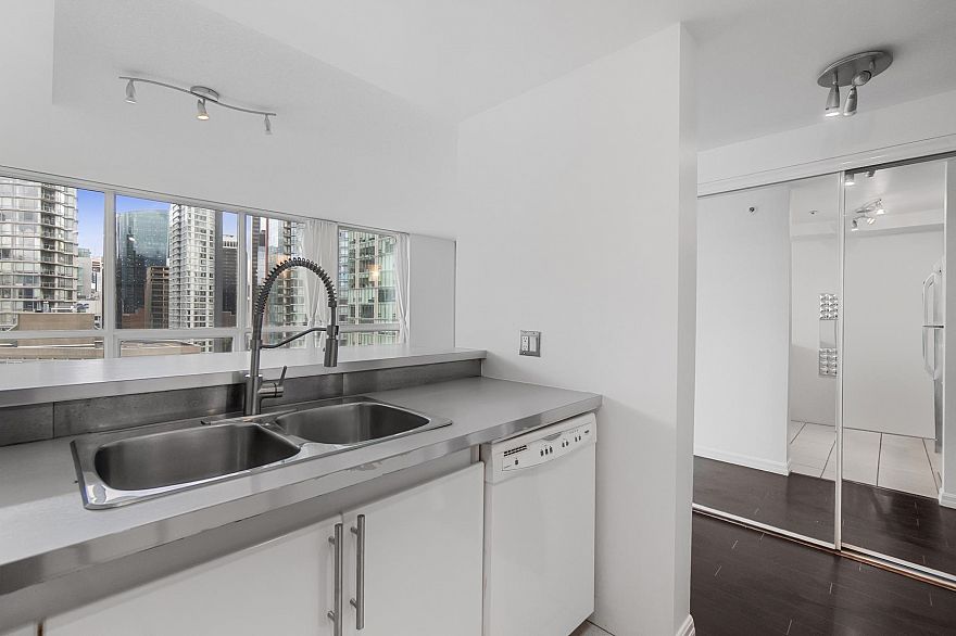 1704 555 Jervis Street