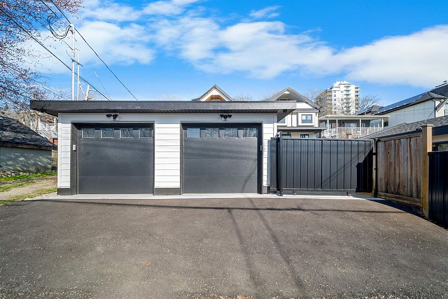 2 3576 E Pender Street