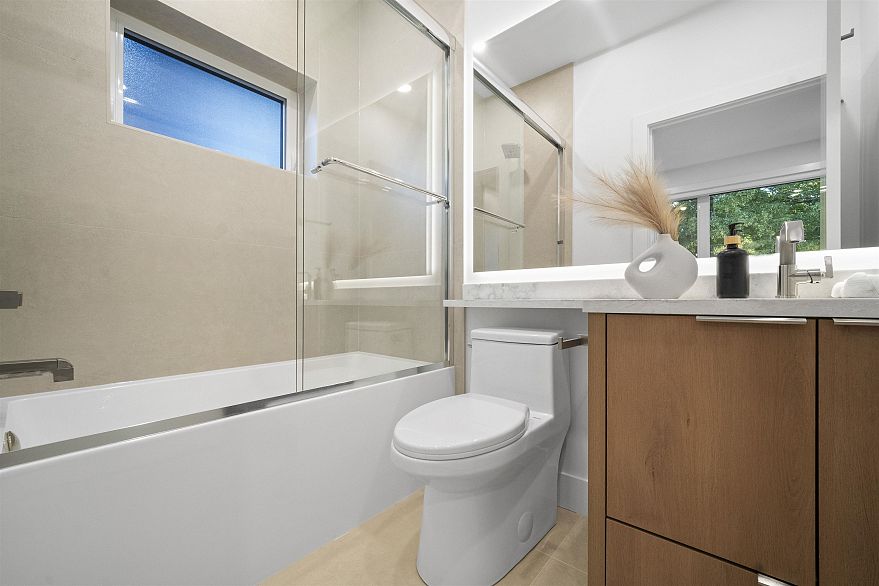 1 2386 E 45th Avenue