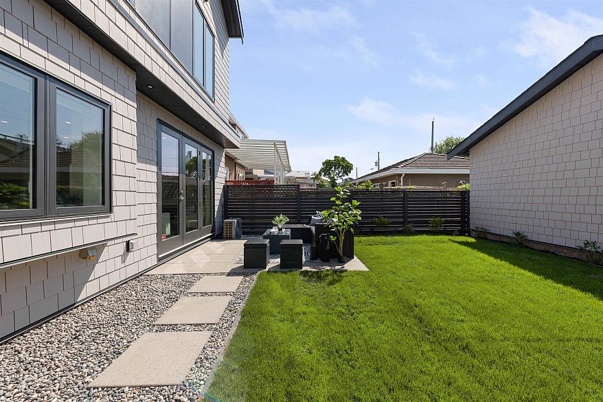 2 2750 W 19th Avenue