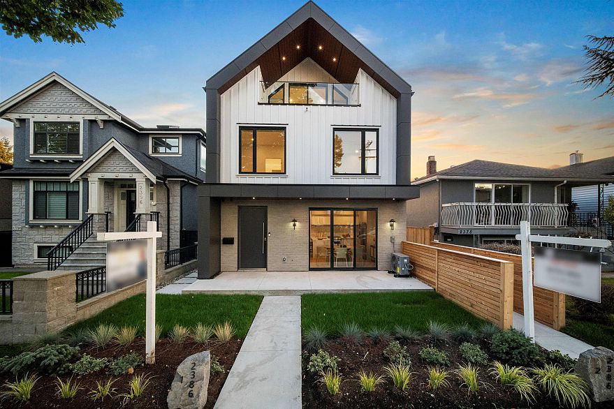 1 2386 E 45th Avenue