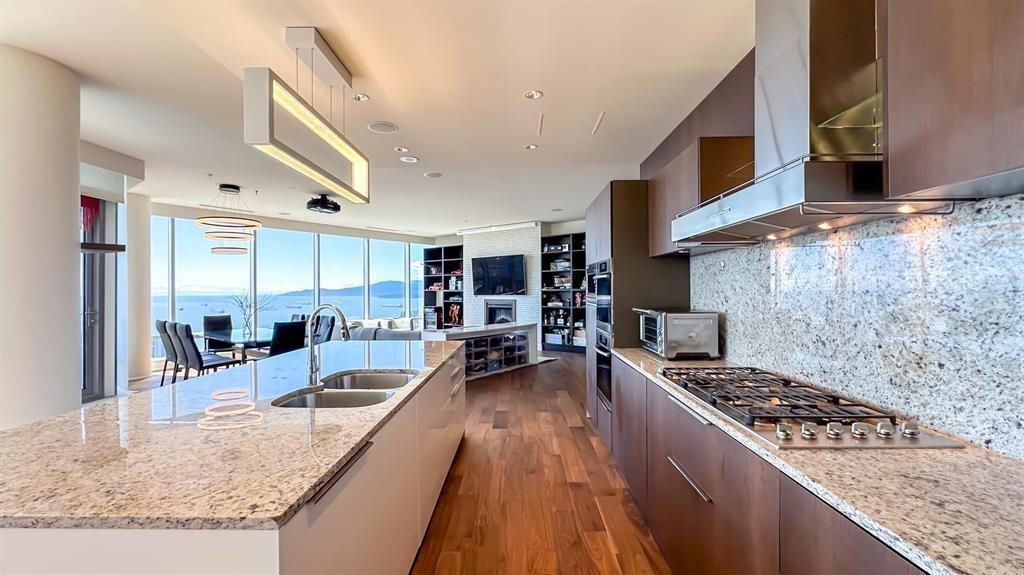 5004 1128 W Georgia Street