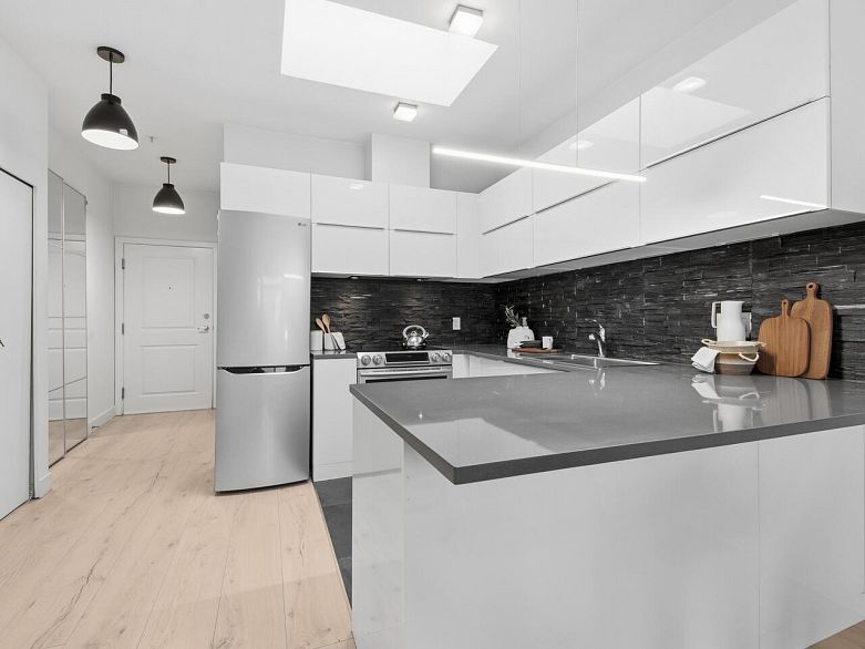 PH6 688 E 17th Avenue