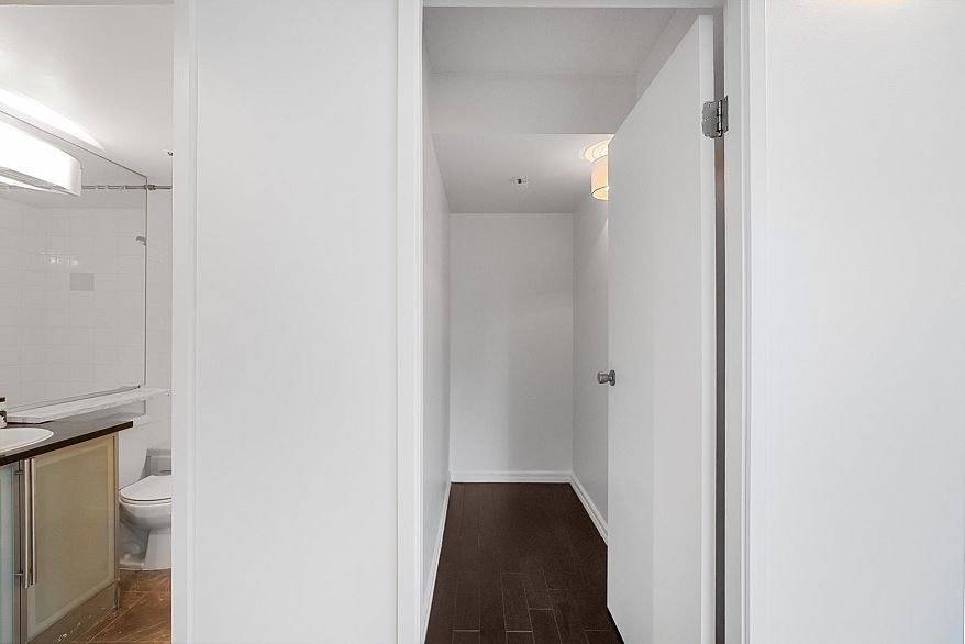 1704 555 Jervis Street