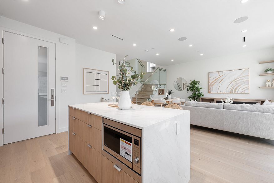 2 2750 W 19th Avenue