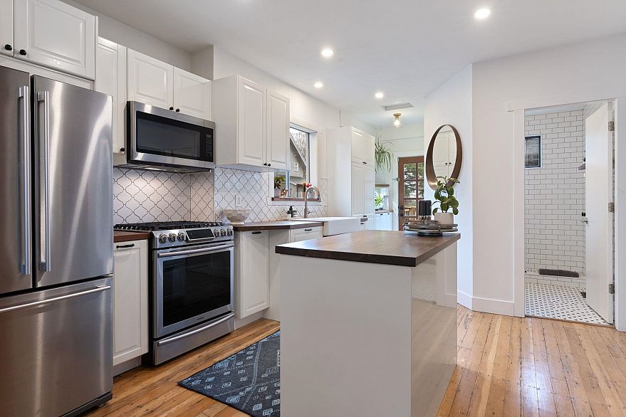 2156 E Pender Street