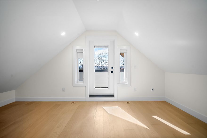 2 3576 E Pender Street