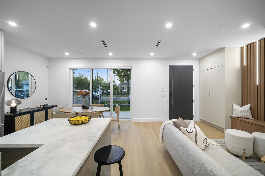 1 2386 E 45th Avenue