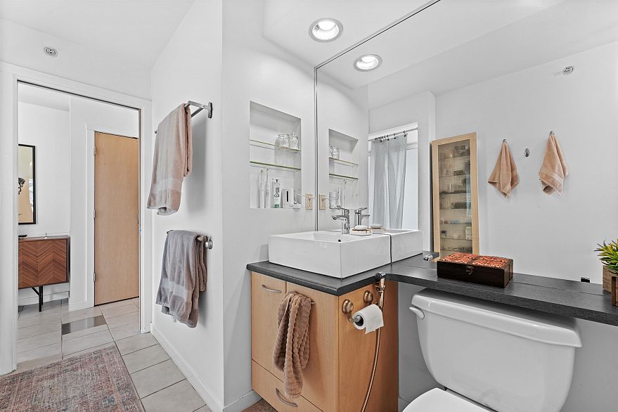 1206 969 Richards Street