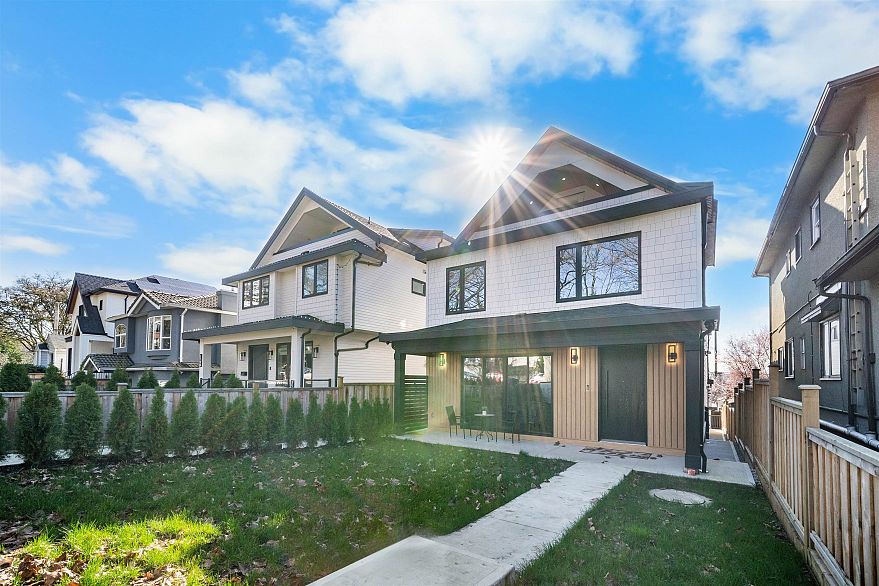 1 3576 E Pender Street