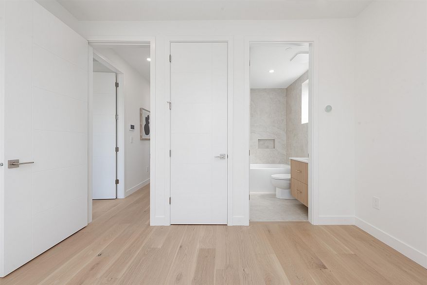 2 2750 W 19th Avenue