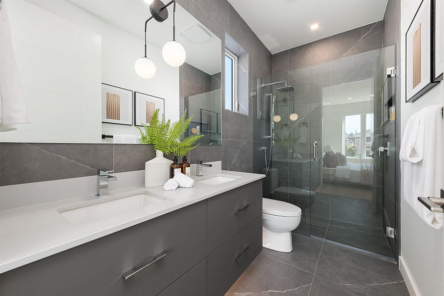 2 2750 W 19th Avenue