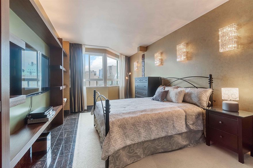 2201 909 Burrard Street