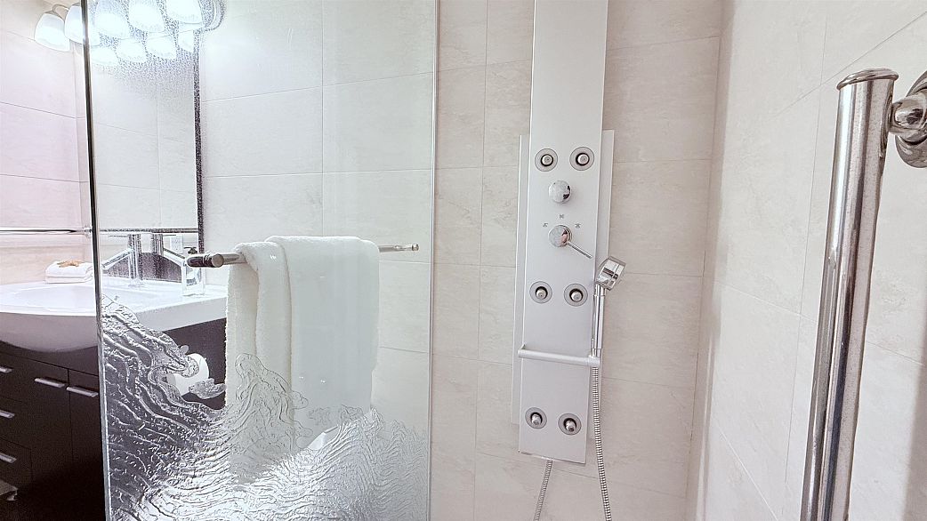 2201 909 Burrard Street