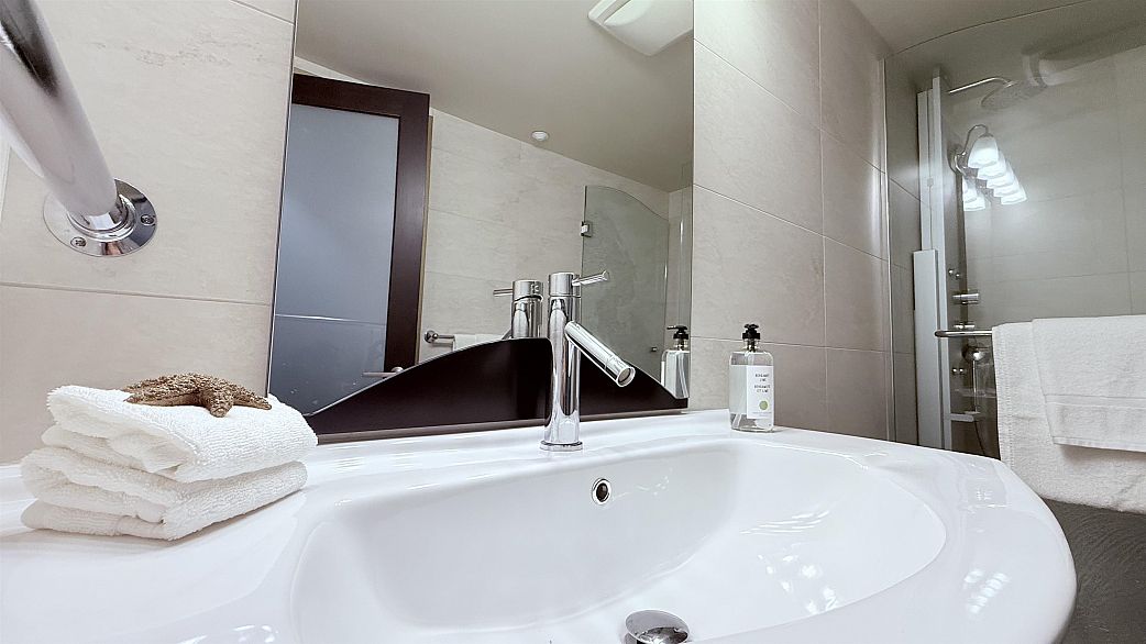 2201 909 Burrard Street