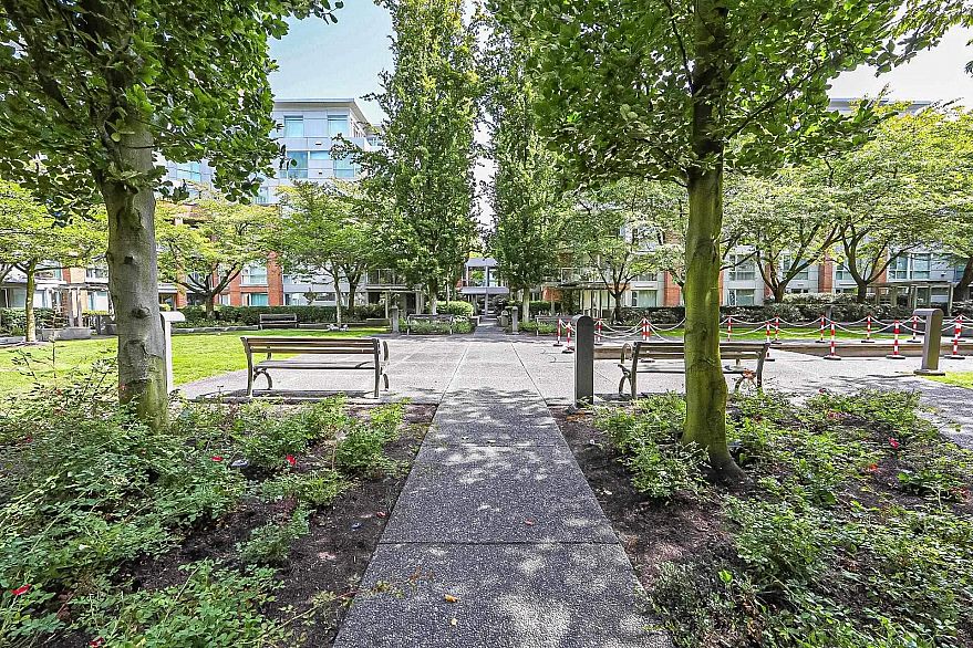 412 618 W 45th Avenue