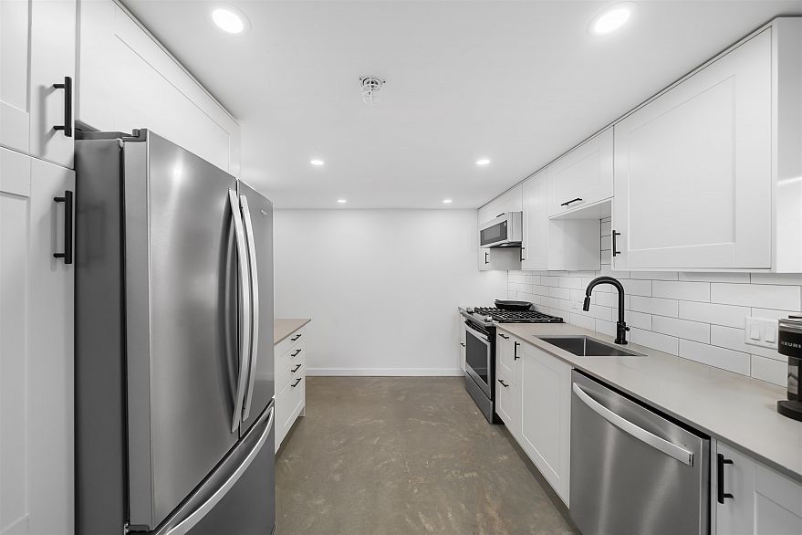 1012 933 Seymour Street