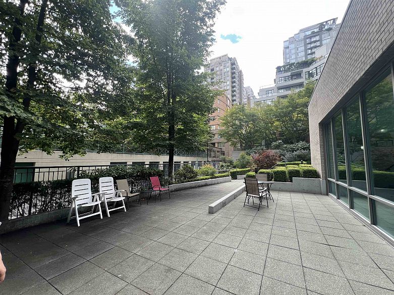 1203 928 Richards Street