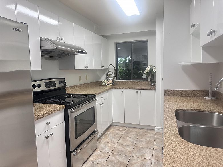 207 1080 Broughton Street