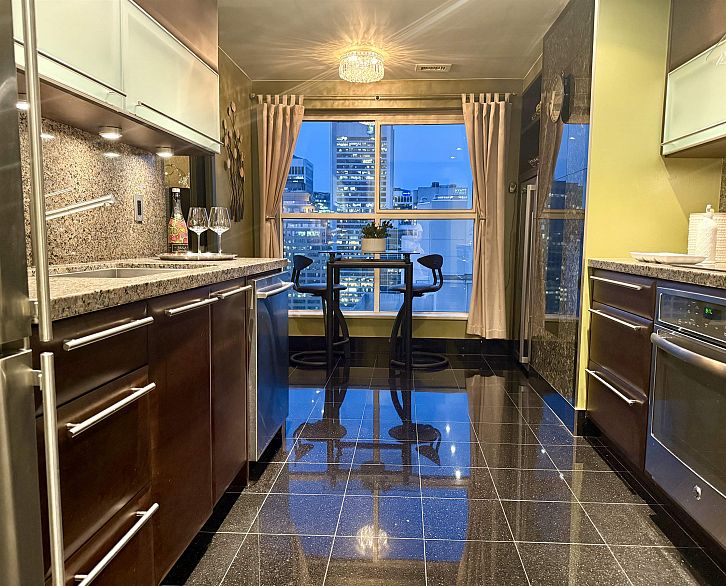 2201 909 Burrard Street