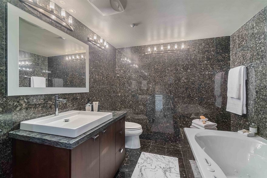 2201 909 Burrard Street