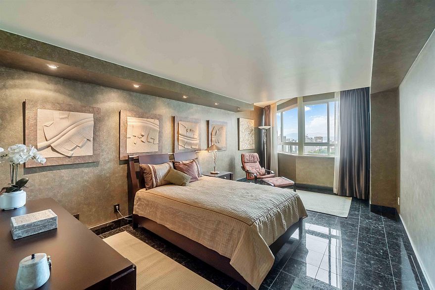 2201 909 Burrard Street