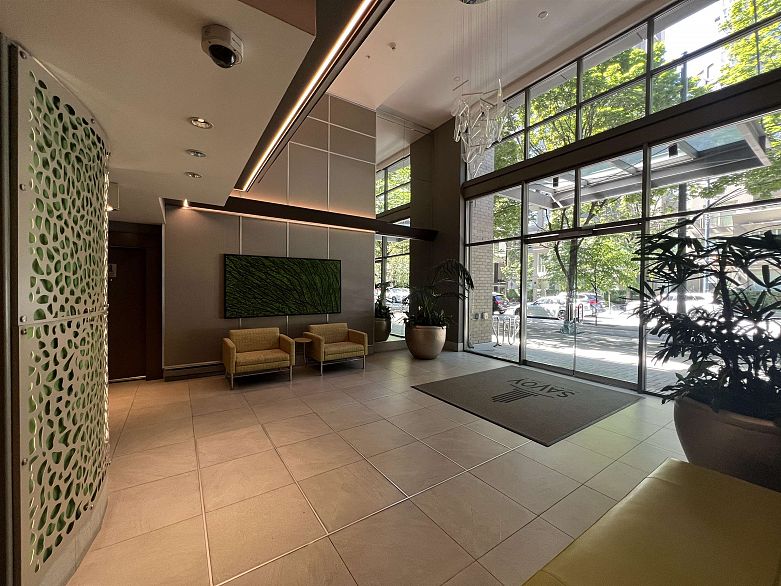 1203 928 Richards Street